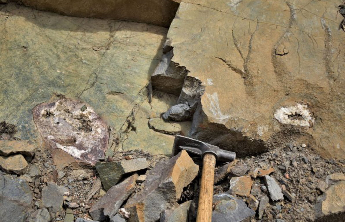 Geodes within Nicol Creek Basalt – open voids, well developed quartz and barite crystals with hematized / magnetite altered wall rock.
