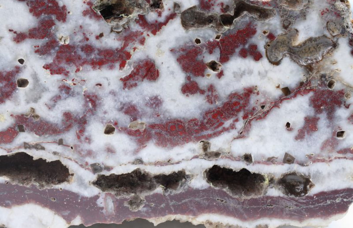 Detailed image of jasperized fragments in quartz-calcite vein